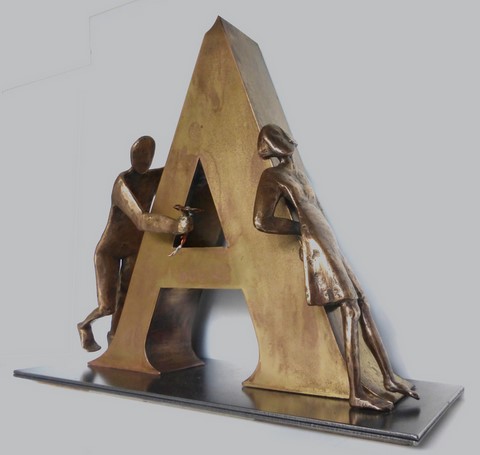 personnages bronze, lettre en laiton
