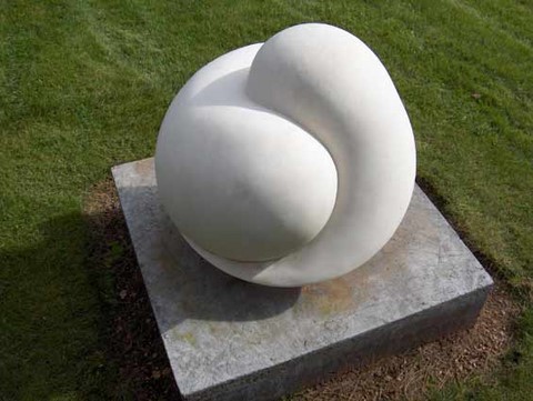 sculpture en beton; yin yang; flore devalicourt; sculpture monumentale