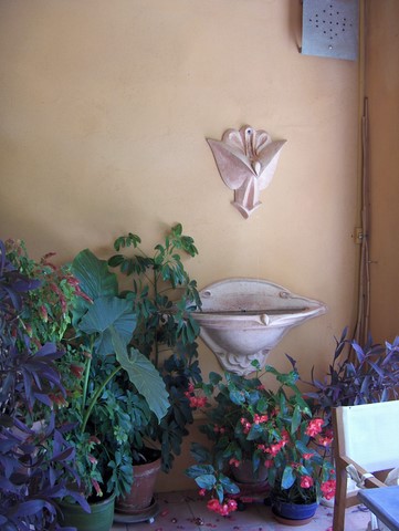 fontaine en béton; fontaine couleur terre cuite; flore devalicourt