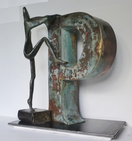 lettre en laiton , personnage en bronze